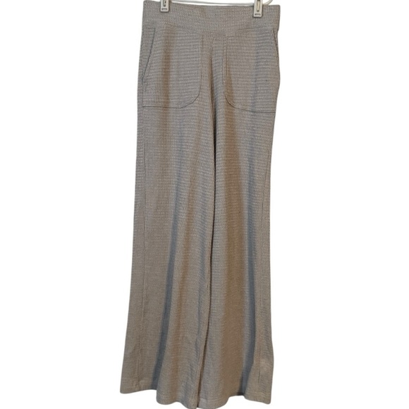 ‼️ɢɪʟʟʏ ʜɪᴄᴋs ᴡᴀғғʟᴇ ᴡɪᴅᴇ ʟᴇɢ ʟᴏᴜɴɢᴇ ᴘᴀɴᴛs - Picture 1 of 6